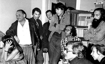 Grzegorz Przemyk (piąty od lewej) w czerwcu 1981 r., dwa lata przed śmiercią. Na zdjęciu m.in. Jerzy