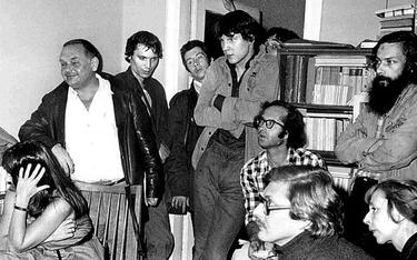 Grzegorz Przemyk (piąty od lewej) w czerwcu 1981 r., dwa lata przed śmiercią. Na zdjęciu m.in. Jerzy