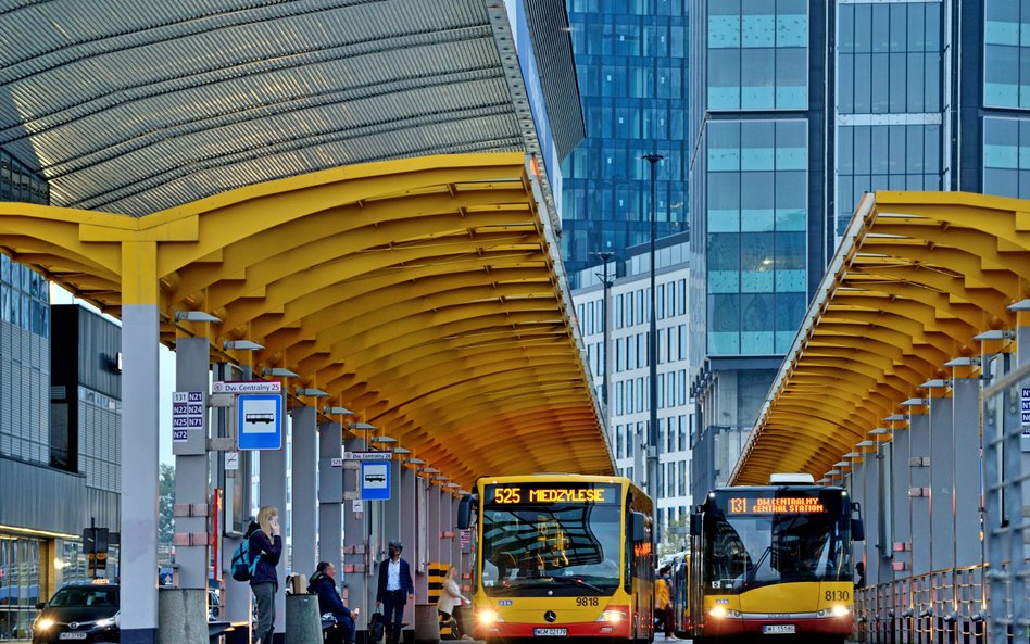 1 listopada na ulice Warszawy wyjedzie łącznie ok. 1300 autobusów linii regularnych i cmentarnych ("