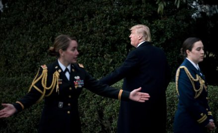 Dolar pozostaje słaby, rynek czeka na podpis Trumpa