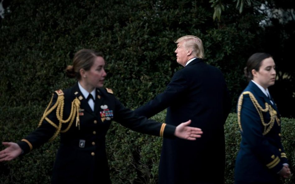 Dolar pozostaje słaby, rynek czeka na podpis Trumpa