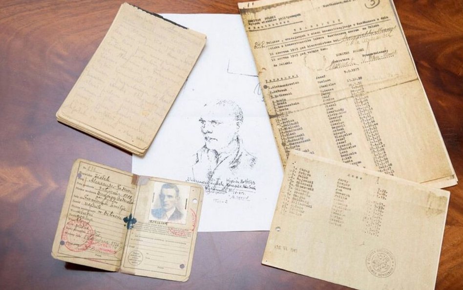 Notatnik z protokołem przesłuchania (po lewej), dokumenty i rysunek byłego więźnia obozu koncentracy