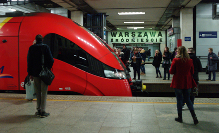 Na Wolę, do Śródmieścia i Włoch pociągami podmiejskimi wlewają się potoki ludzi, którzy spędzą tu cz