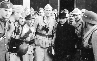 Mussolini i Skorzeny w otoczeniu niemieckich i włoskich żołnierzy przed hotelem Albergo-Rifugio