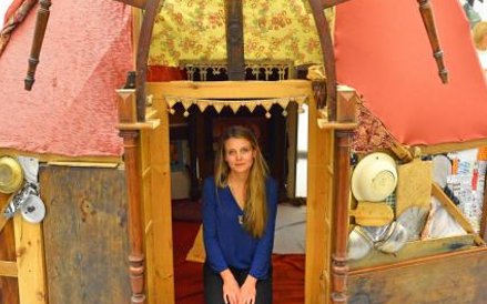 Honorata Martin, Wikiup, dom bezdomnego pokazany w Zachęcie na wystawie „Spojrzenia 2017”