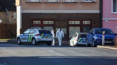 Technicy kryminalistyki zabezpieczają teren po strzelaninie w ratuszu w miejscowości Chřibská