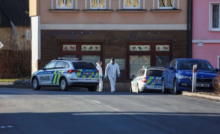 Technicy kryminalistyki zabezpieczają teren po strzelaninie w ratuszu w miejscowości Chřibská