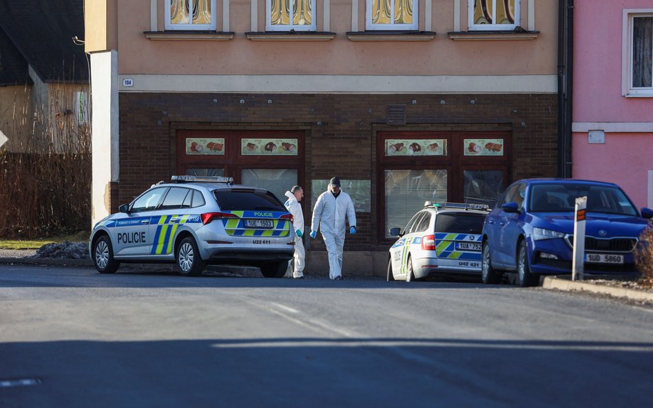 Technicy kryminalistyki zabezpieczają teren po strzelaninie w ratuszu w miejscowości Chřibská