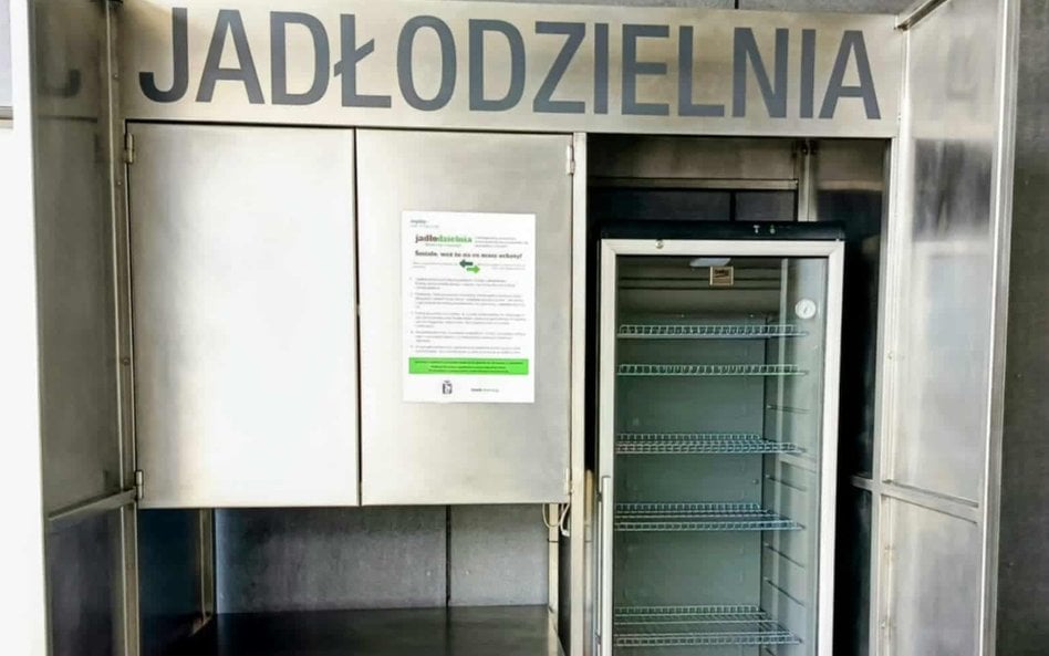 Na przełomie lipca i sierpnia 2025 roku zmodernizowano jadłodzielnię na tyłach ratusza dzielnicy Urs