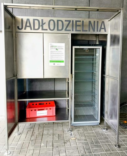 Na przełomie lipca i sierpnia 2025 roku zmodernizowano jadłodzielnię na tyłach ratusza dzielnicy Urs