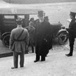Szef węgierskiej delegacji hrabia Albert Apponyi przed siedzibą francuskiego MSZ. 04.06.1920.