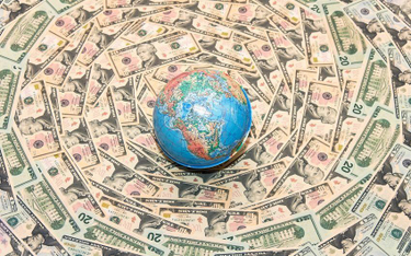 Tańszy dolar: jedni stracą, inni zyskają