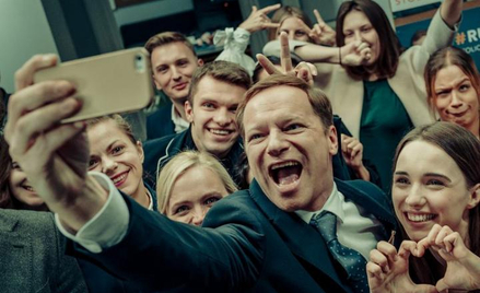 Maciej Stuhr jako kandydat na prezydenta w filmie „Sala samobójców. Hejter” Jana Komasy. Od piątku w