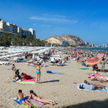 Turyści najchętniej odwiedzają Katalonię z Barceloną, Wyspy Kanaryjskie i Baleary. Nazdjęciu plaża w