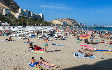 Turyści najchętniej odwiedzają Katalonię z Barceloną, Wyspy Kanaryjskie i Baleary. Nazdjęciu plaża w
