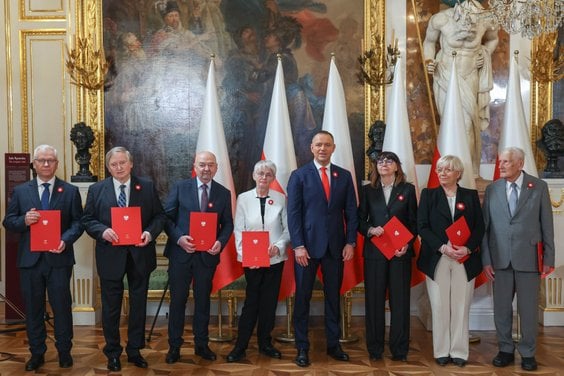 Prezydent Karol Nawrocki oraz niektórzy członkowie nowo powołanej Rady Nowej Konstytucji podczas uro
