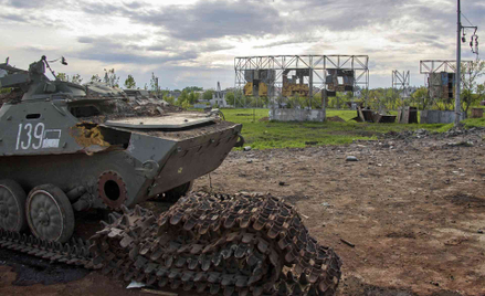 Zniszczony pojazd wojskowy na przedmieściach Charkowa