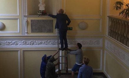 Wojewoda dla wieszcza wszedł na drabinę