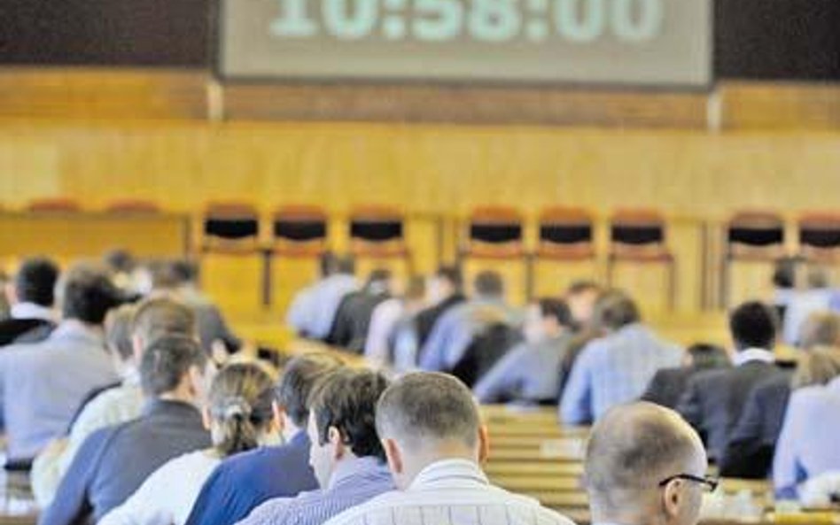 Zdający tuż przed rozpoczęciem egzaminu. Miejsca zajęte i pełna gotowość na 180 minut ciężkiej pracy