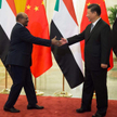 Ścigany międzynarodowym listem gończym prezydent Sudanu Omar al-Baszir (z lewej) przybył do Pekinu