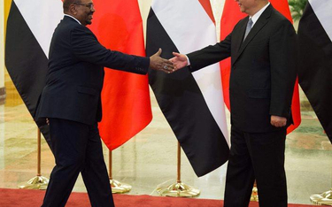 Ścigany międzynarodowym listem gończym prezydent Sudanu Omar al-Baszir (z lewej) przybył do Pekinu