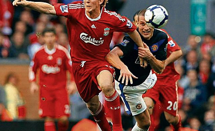 Liverpool – Manchester 2:0. Na pierwszym planie Dirk Kuyt