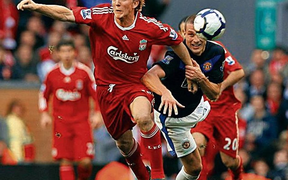 Liverpool – Manchester 2:0. Na pierwszym planie Dirk Kuyt