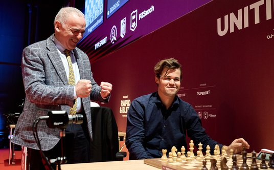 Garri Kasparow był gościem turnieju Superbet Rapid&Blitz Warsaw 2024. Na zdjęciu w towarzystwie Magn