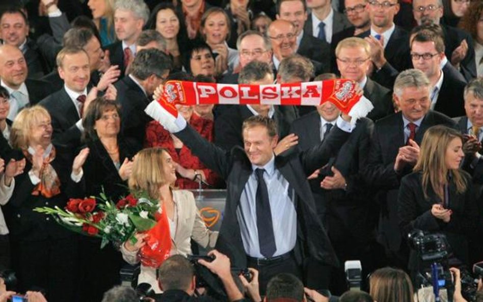 Sześć lat później na zdjęciu stał z najbliższą grupą z PO, m.in. Grzegorzem Schetyną, Mirosławem Drz