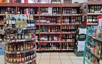 Tylko 4 z 18 dzielnic Warszawy pozytywnie zaopiniowały nocny zakaz sprzedaży alkoholu