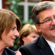Minister Julia Pitera chce zaostrzać przepisy, a marszałek Bronisław Komorowski je łagodzić. I to on