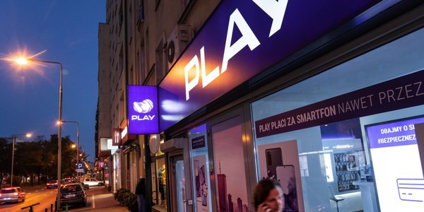 Raport roczny Play: zyski znowu w górę, ale oszczędności na każdym kroku