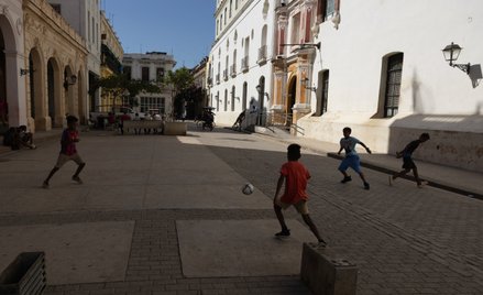 Hawana, stolica Kuby, niegdyś kojarzona z beztroską zabawą, zmienia się w pustynię z powodu braku do