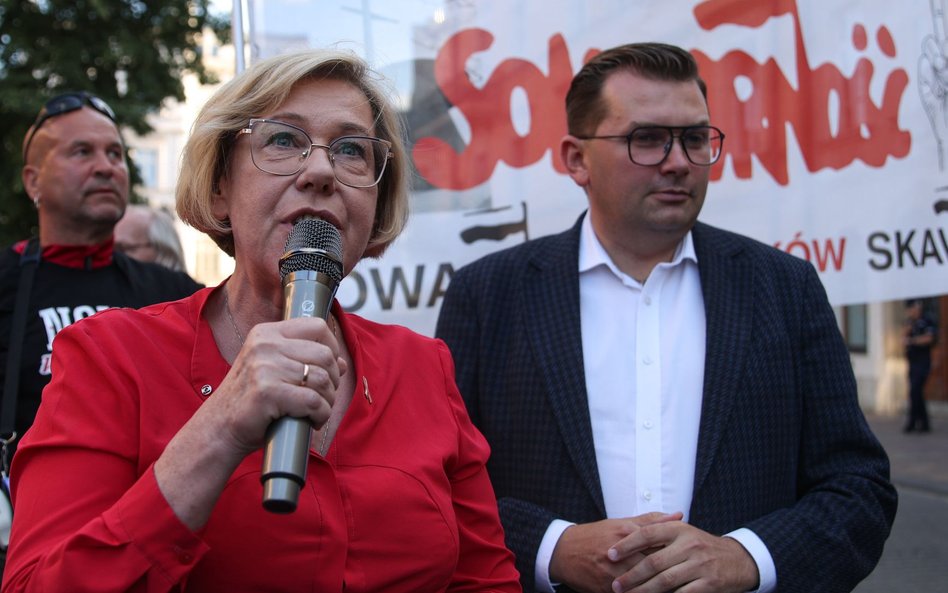 Barbara Nowak i poseł PiS Łukasz Kmita na proteście "Stop Obrażaniu Katolików" przed konsulatem Fran