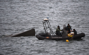 Policja próbuje odholować łódź podwodną z 3 tonami narkotyków