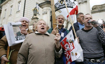 Z obrońcami krzyża zgadza się blisko co ósmy ankietowany. W sprawie budowy pomnika zdania są podziel
