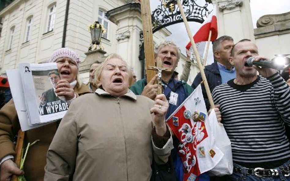 Z obrońcami krzyża zgadza się blisko co ósmy ankietowany. W sprawie budowy pomnika zdania są podziel