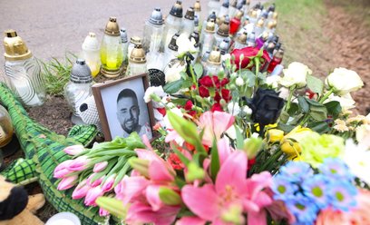 Kwiaty i znicze w miejscu tragicznego wypadku posła Łukasza Litewki