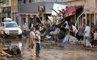 Turcja: Na południu pożary, na północy powódź