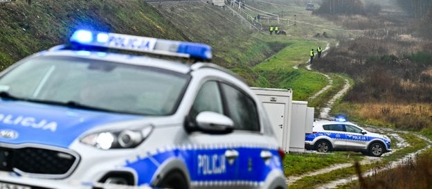 Działania służb przy zniszczonym fragmencie torowiska na trasie Dęblin-Warszawa przy stacji kolejowe