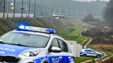 Działania służb przy zniszczonym fragmencie torowiska na trasie Dęblin-Warszawa przy stacji kolejowe