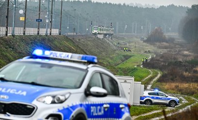 Działania służb przy zniszczonym fragmencie torowiska na trasie Dęblin-Warszawa przy stacji kolejowe