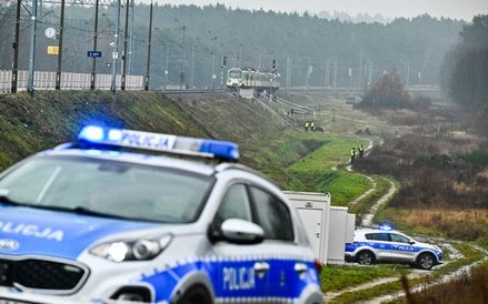 Działania służb przy zniszczonym fragmencie torowiska na trasie Dęblin-Warszawa przy stacji kolejowe