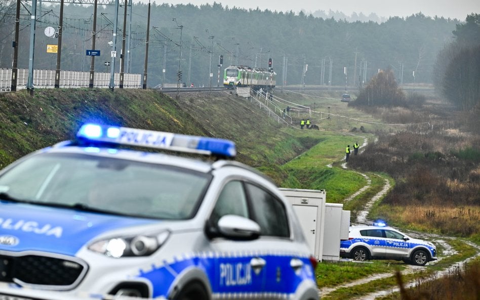 Działania służb przy zniszczonym fragmencie torowiska na trasie Dęblin-Warszawa przy stacji kolejowe