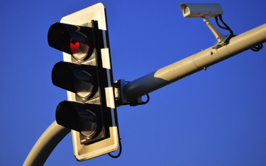 Fotoradary i kamery kontrolujące przejazd na czerwonym świetle przejmie policja