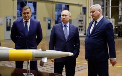 Prezydent Rosji Władimir Putin wraz z gubernatorem obwodu tulskiego Aleksiejem Diuminem (z lewej) po