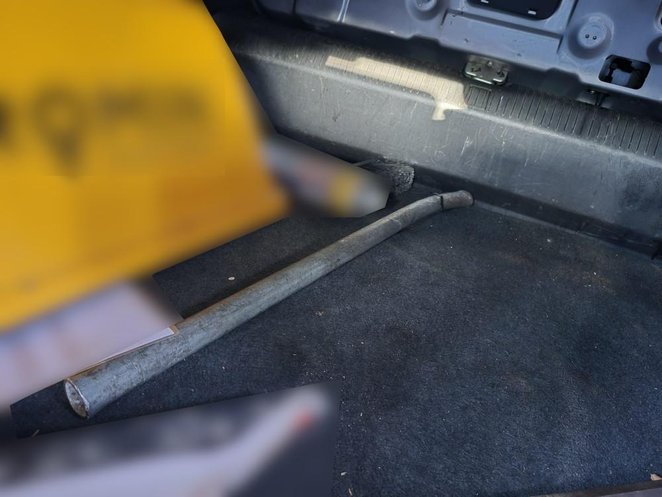 Przedmiot odnaleziony przy przeszukaniu auta sprawców, który służył prawdopodobnie do pobicia ofiary