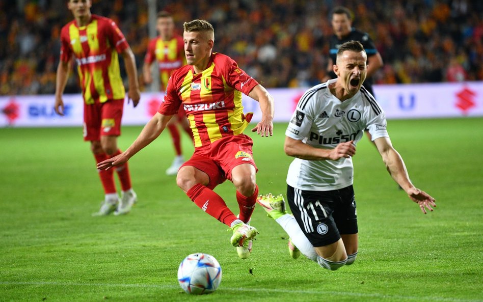 Jacek Podgórski z Korony Kielce i Robert Pich z Legii Warszawa