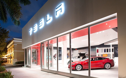 Tesla wpada we własne sidła. Nadprodukcja, auta dostępne od ręki, rabaty