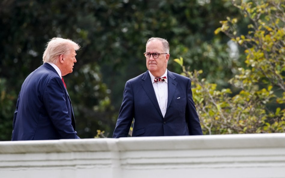 Donald Trump i James McCrery podczas niedawnego spaceru po dachach budynków tworzących kompleks Biał